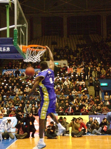 拜仁官方：帕夫洛维奇、比朔夫因病缺席，金玟哉膝盖受伤（拜仁通报：帕夫洛维奇、比朔夫因病缺阵，金玟哉膝部受伤）