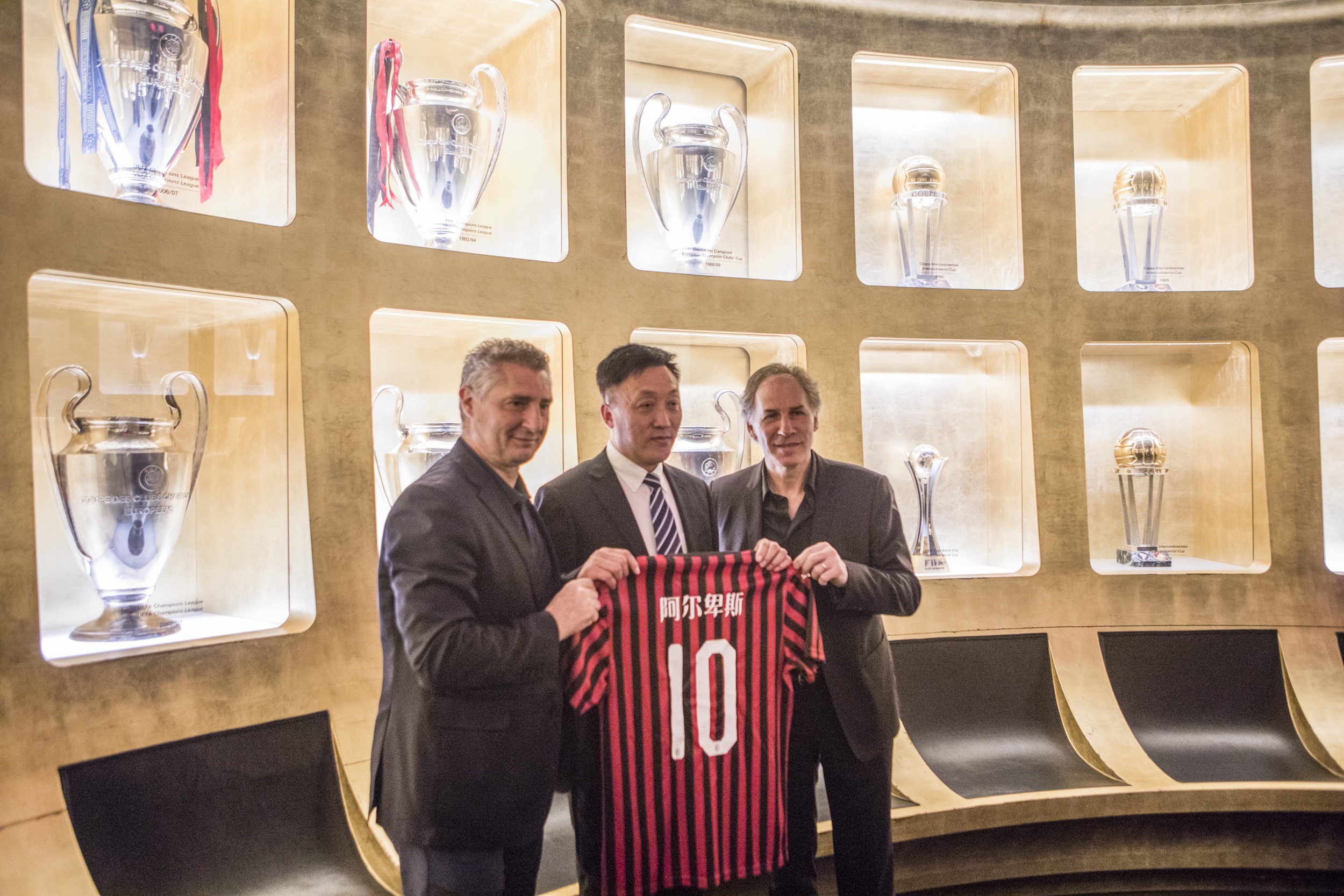 迪卡尼奥：国米球员在场上应务实一些；齐沃布阵时要打破常规（迪卡尼奥：国米需更务实；齐沃排兵布阵应敢于求变）