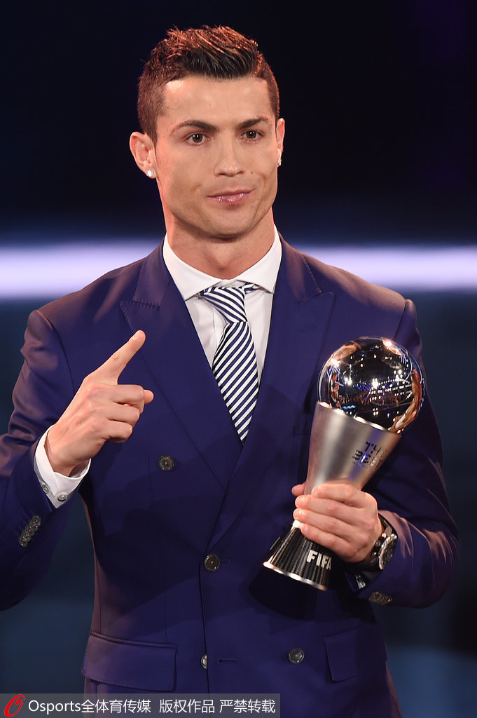 西媒：球迷抱怨新诺坎普座位间距太小，入口台阶高低不平（西媒：新诺坎普座椅间距过窄、入口台阶不平整引发球迷不满）