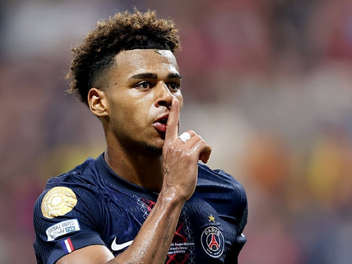 汉斯-弗里克对巴萨室内足球队的惊喜访问（汉斯-弗里克突访巴萨室内足球队）