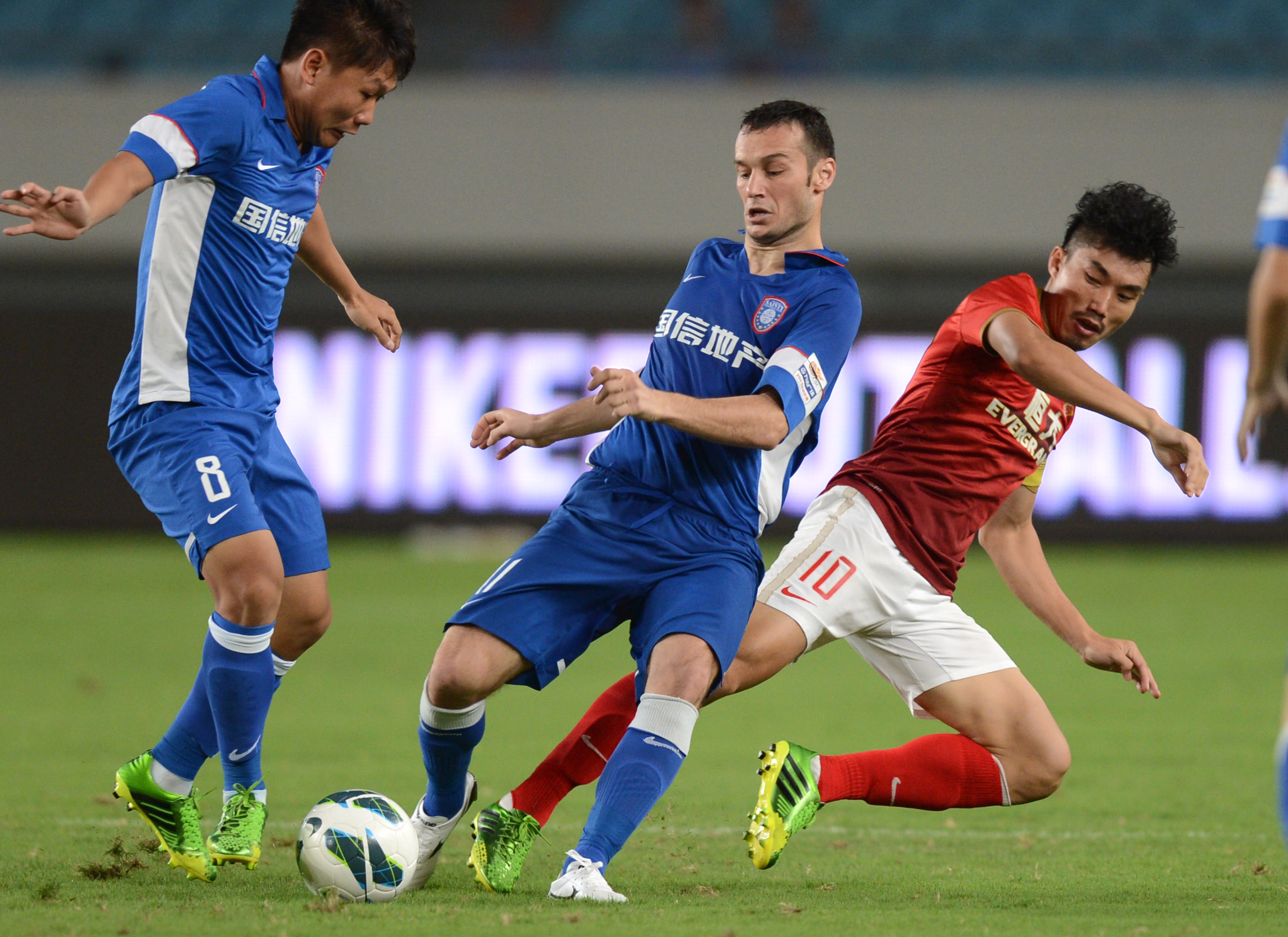 卡萨诺：孔蒂无论做什么都会被人挑刺，但那不勒斯现排名第一（卡萨诺：孔蒂做什么都有人挑刺，但那不勒斯暂居榜首）