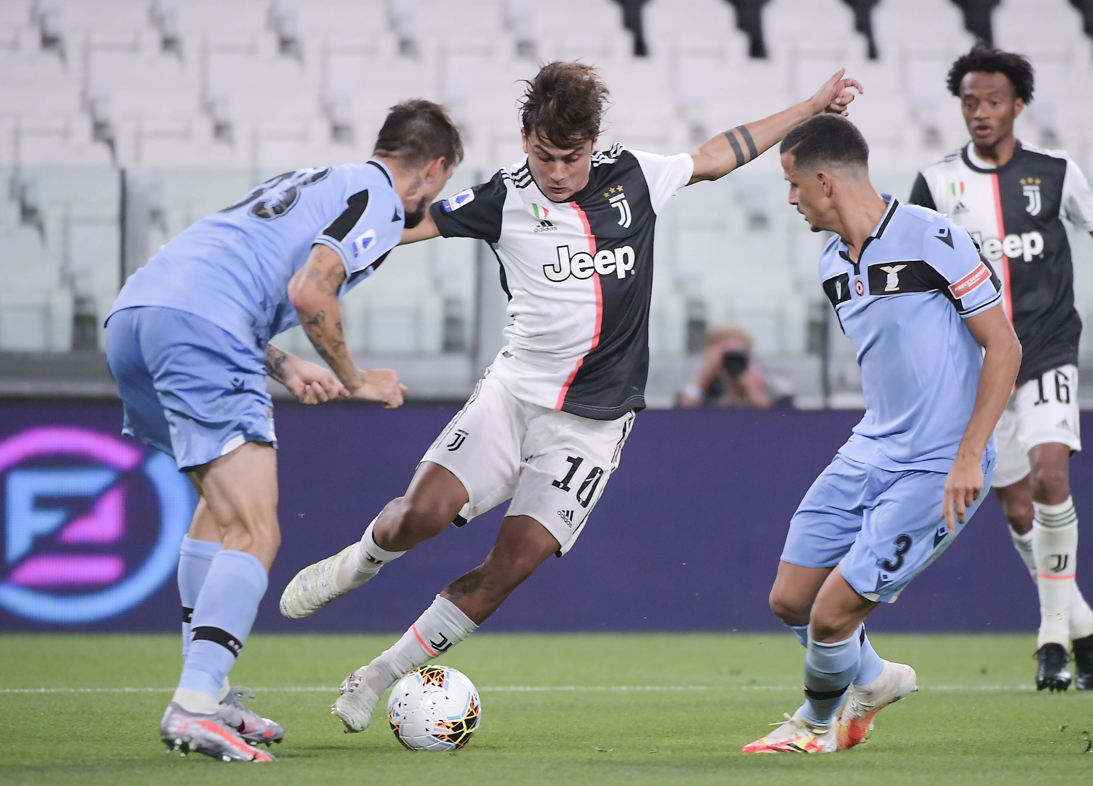 会员大会上施洛特贝克没和凯尔握手，记者：相关人员说没矛盾（会员大会上施洛特贝克未与凯尔握手，记者称相关人士表示双方无矛盾）