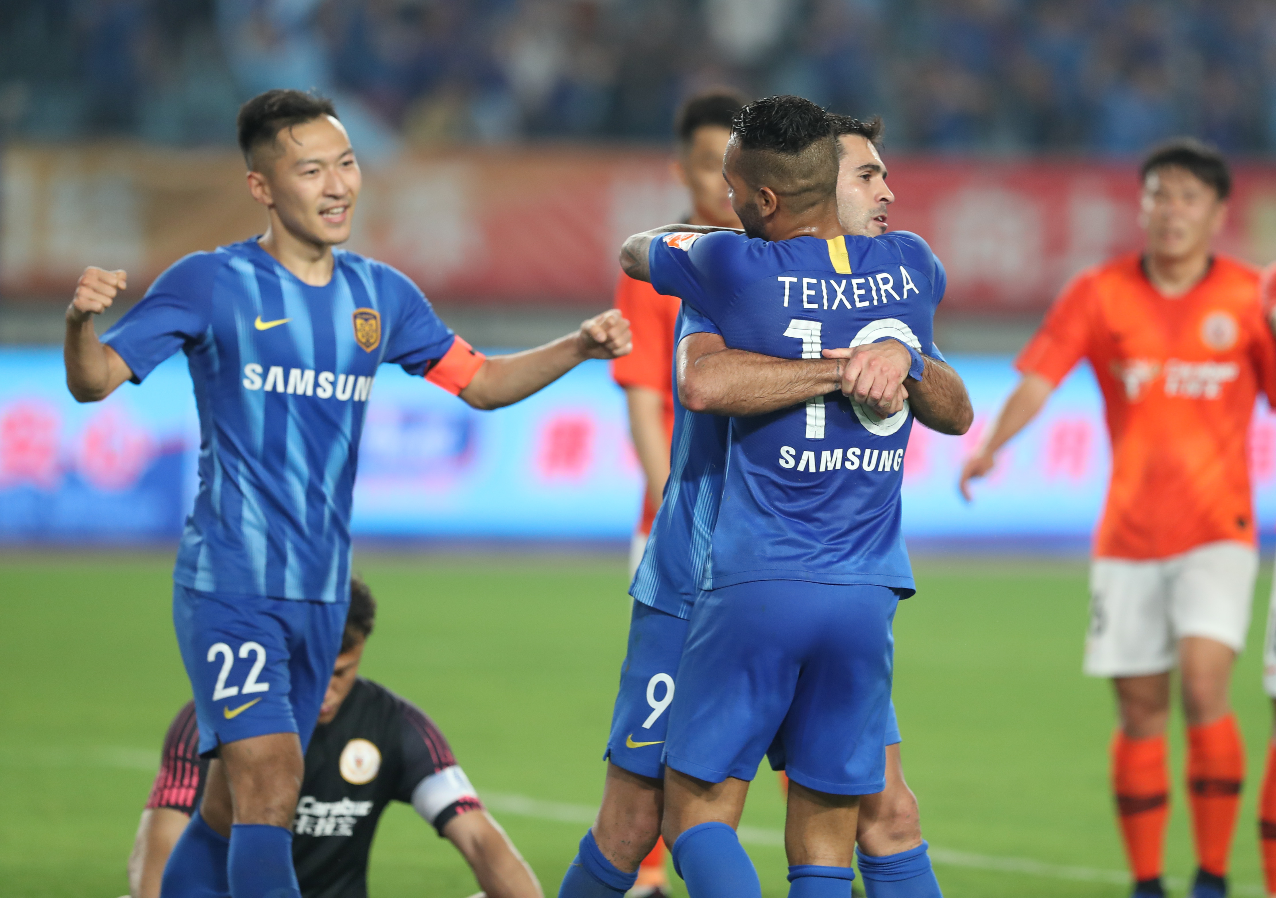 法兰克福vs沃尔夫斯堡：格策、堂安律首发，埃里克森、马耶尔出战（法兰克福对决沃尔夫斯堡：格策、堂安律先发，埃里克森、马耶尔披挂出战）