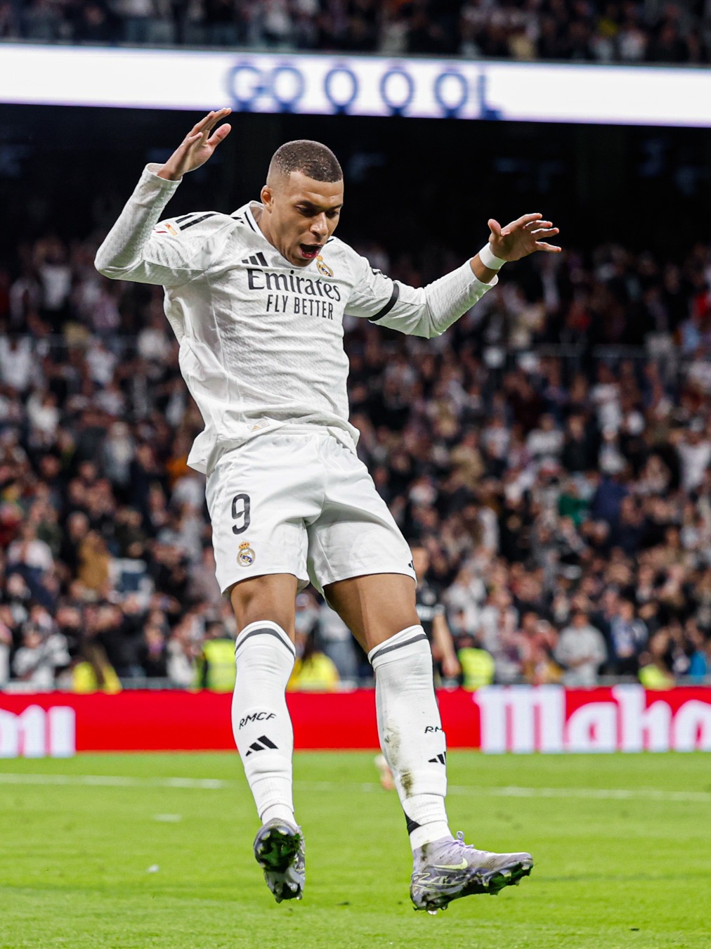 足球巴萨新星闪耀西甲，媒体：未来属于他（巴萨新星西甲大放异彩，媒体称他的时代已来）