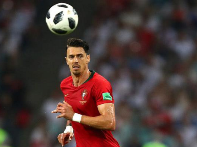 法比奥庆祝足协杯夺冠：我们是冠军，这座城市值得拥有这一刻（法比奥庆贺足协杯加冕：我们是冠军，这座城市值得这荣耀时刻）